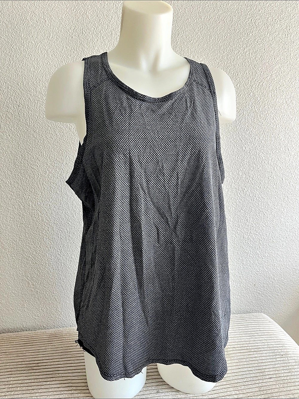 Mesh Athletic Tank in Black & Gray Size Large Like New